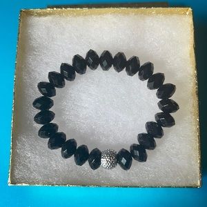 BLACK BEAD BRACELET WITH SLIVER TONE BEAD